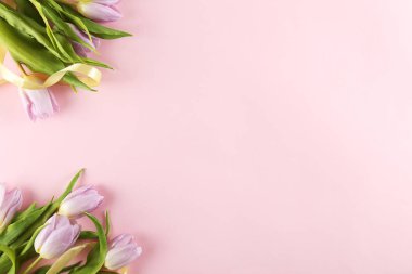 Mor çiçekler ile minimal tarzda çiçek kompozisyon.