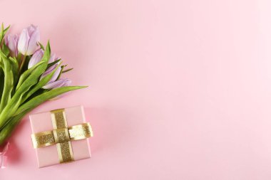 Mor çiçekler ile minimal tarzda çiçek kompozisyon.