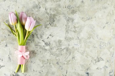 Mor çiçekler ile minimal tarzda çiçek kompozisyon.