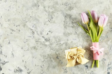 Mor çiçekler ile minimal tarzda çiçek kompozisyon.