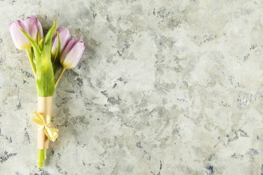 Mor çiçekler ile minimal tarzda çiçek kompozisyon.