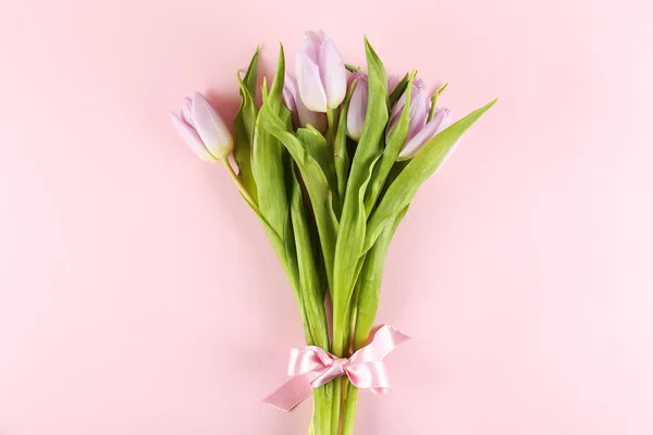 Composition florale dans un style minimal avec des fleurs violettes . — Photo
