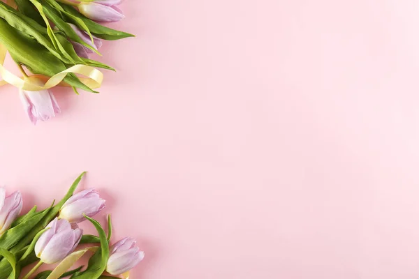 การประกอบดอกไม้ในสไตล์ที่น้อยที่สุดด้วยดอกไม้สีม่วง . — ภาพถ่ายสต็อก