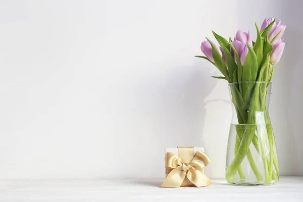 Composición floral en estilo minimalista con flores púrpuras . — Foto de Stock