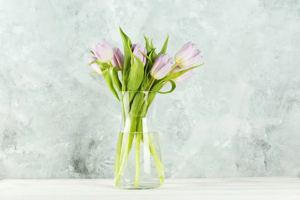 Composición floral en estilo minimalista con flores púrpuras . — Foto de Stock