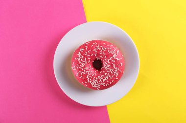 Canlı renkler parlak sır çörek ile en az kompozisyon.