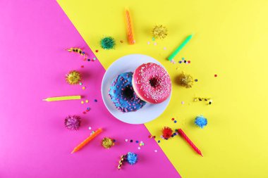 Canlı renkler parlak sır çörek ile en az kompozisyon.