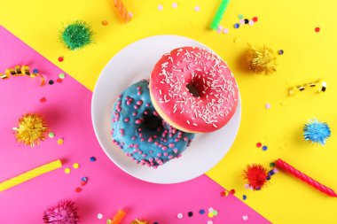 Canlı renkler parlak sır çörek ile en az kompozisyon.