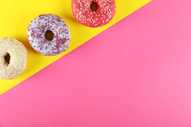 Canlı renkler parlak sır çörek ile en az kompozisyon.