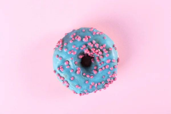 Minimal composition in vibrant colors with bright glaze donuts. — Stock Photo, Image