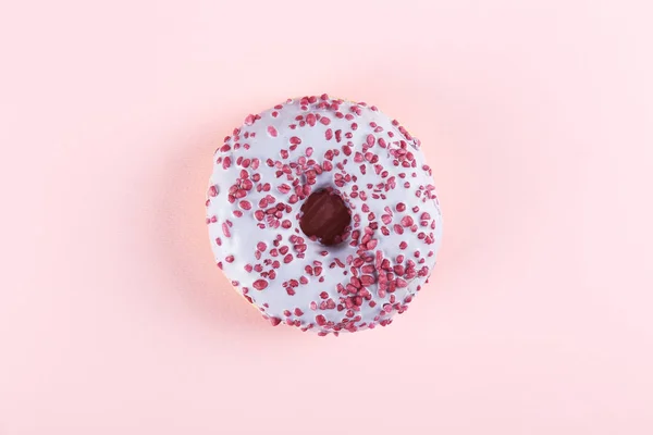 Minimal composition in vibrant colors with bright glaze donuts. — Stock Photo, Image