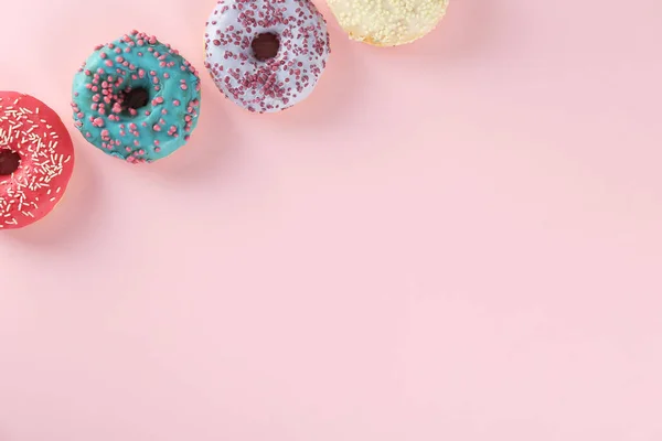 Minimal composition in vibrant colors with bright glaze donuts. — Stock Photo, Image