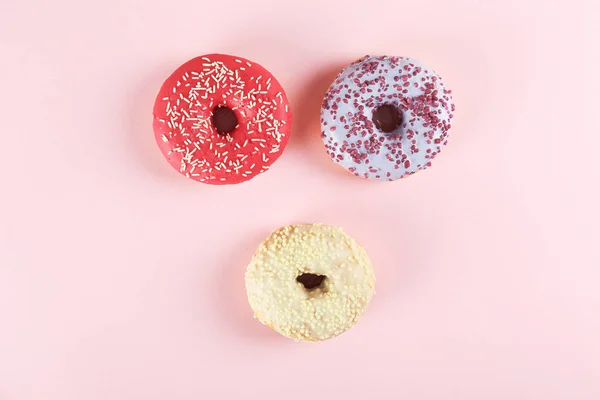 Минимальная композиция в ярких цветах с яркими глазурью пончиков . — стоковое фото