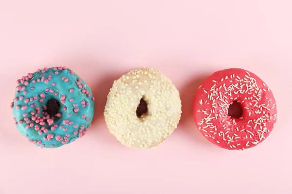 Minimal composition in vibrant colors with bright glaze donuts. — Stock Photo, Image