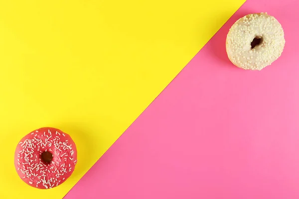 Минимальная композиция в ярких цветах с яркими глазурью пончиков . — стоковое фото