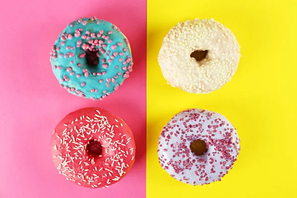 Minimal composition in vibrant colors with bright glaze donuts. — Stock Photo, Image