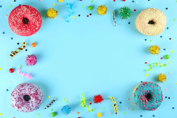 Minimal composition in vibrant colors with bright glaze donuts. — Stock Photo, Image