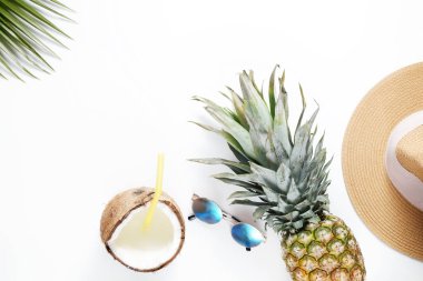 Yaz ruh simgeleyen öğeleri ile egzotik üstten görünüm kompozisyon.