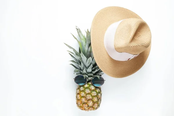 Exotische bovenaanzicht samenstelling met items zomer stemming symboliseert. — Stockfoto