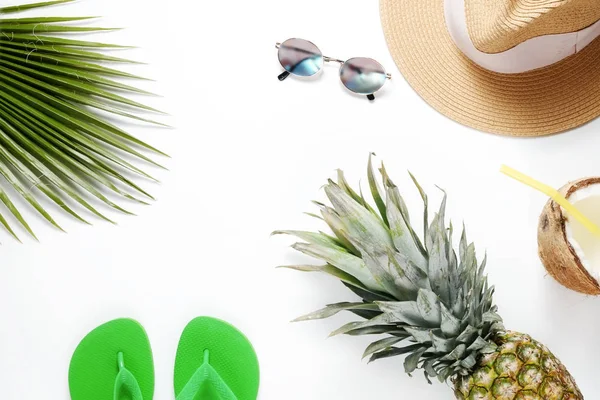 Exotic top view composition with items symbolizing summer mood. — Stock Photo, Image