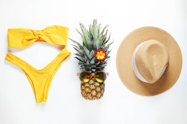 Экзотическая композиция с элементами, символизирующими летнее настроение
.