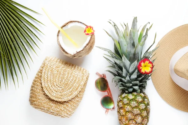 Exotic top view composition with items symbolizing summer mood. — Stock Photo, Image
