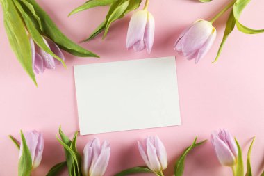 Tebrik kartı ile çiçek kompozisyon.