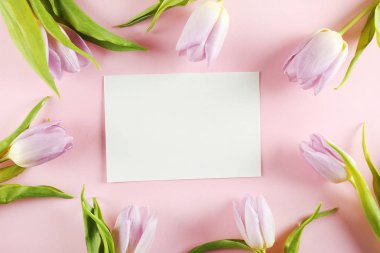 Tebrik kartı ile çiçek kompozisyon.