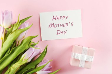 Tebrik kartı ile çiçek kompozisyon.