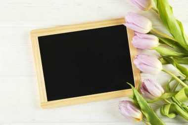 Tebrik kartı ile çiçek kompozisyon.