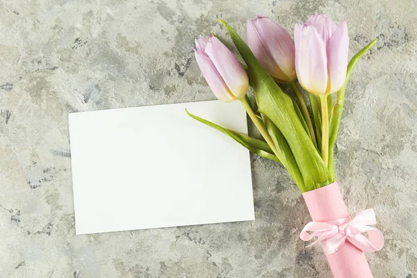 Composición floral con tarjeta de felicitación . — Foto de Stock
