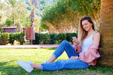 Sevimli kız bir tropikal tatil eğleniyor.