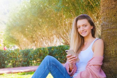 Sevimli kız bir tropikal tatil eğleniyor.