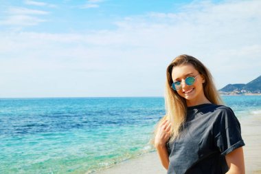 Sevimli kız bir tropikal tatil eğleniyor.