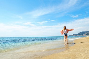 Sevimli kız bir tropikal tatil eğleniyor.