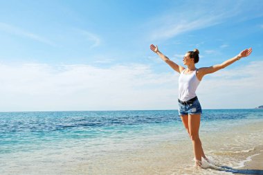 Sevimli kız bir tropikal tatil eğleniyor.