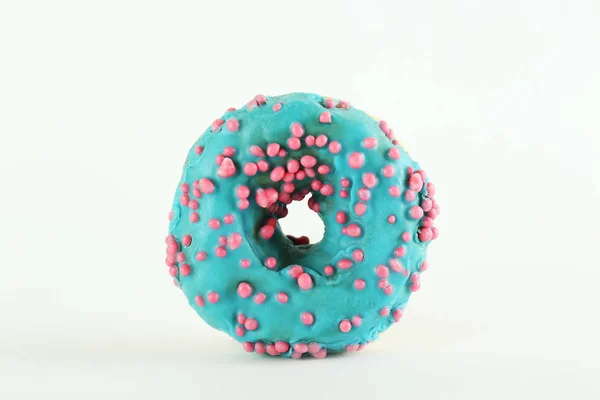 Minimale Komposition in lebendigen Farben mit hellen Glasur-Donuts. — Stockfoto