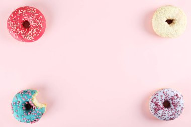 Canlı renkler parlak sır çörek ile en az kompozisyon.