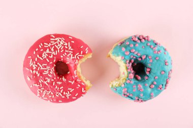 Canlı renkler parlak sır çörek ile en az kompozisyon.