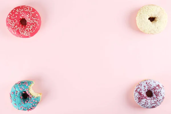 Minimal composition in vibrant colors with bright glaze donuts. — Stock Photo, Image