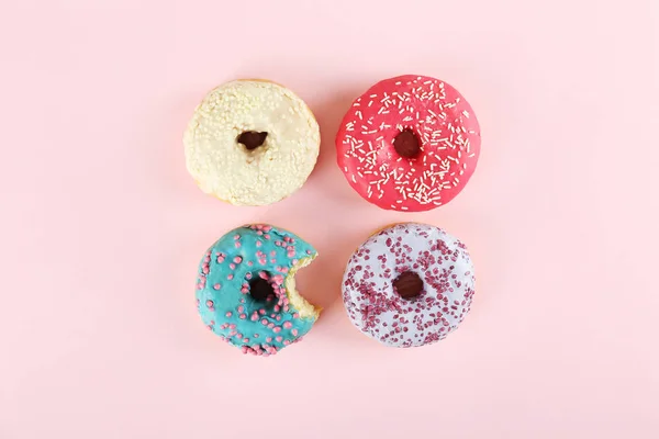 Minimal composition in vibrant colors with bright glaze donuts. — Stock Photo, Image