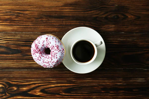 Composición mínima en colores vibrantes con rosquillas de esmalte brillantes . —  Fotos de Stock