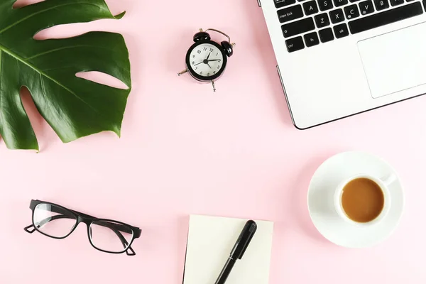 Concepto de espacio de trabajo de escritora. Hoja de palma verde grande monstera en composición femenina de escritorio. Fondo, primer plano, espacio para copiar, plano, vista superior . — Foto de Stock