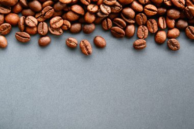 Kopya alanı arka planda dağınık kahve çekirdekleri çerçeve tasarımı.