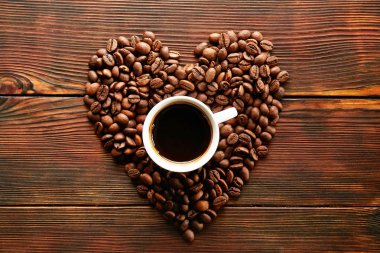 Kopya alanı arka planda dağınık kahve çekirdekleri çerçeve tasarımı.