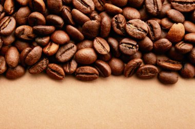 Kopya alanı arka planda dağınık kahve çekirdekleri çerçeve tasarımı.