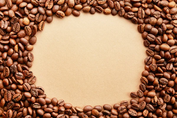 Elszórtan kávébab keret kialakítás a másolási tér háttér. — Stock Fotó