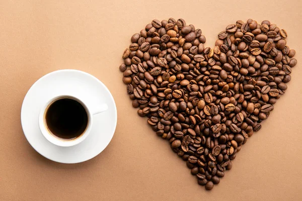 Spridda kaffe bönor ram design på Kopiera utrymme bakgrund. — Stockfoto
