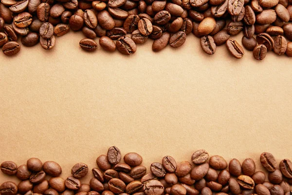 Design de moldura de grãos de café espalhados no fundo espaço de cópia . Fotografias De Stock Royalty-Free