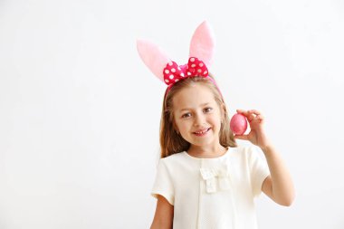 Tavşan kulakları, beyaz duvar kopya alan arka plan ile gülümseyen kız.